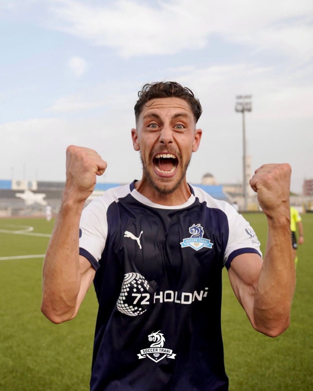 Seconda maglia ASD Soccer Trani 2026/27 — blu con maniche bianche e numeri dorati